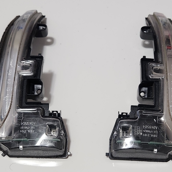 Land Rover Range Rover Sport Side Mirror OEM LED Indicators - L/R - Picture 5 of 10